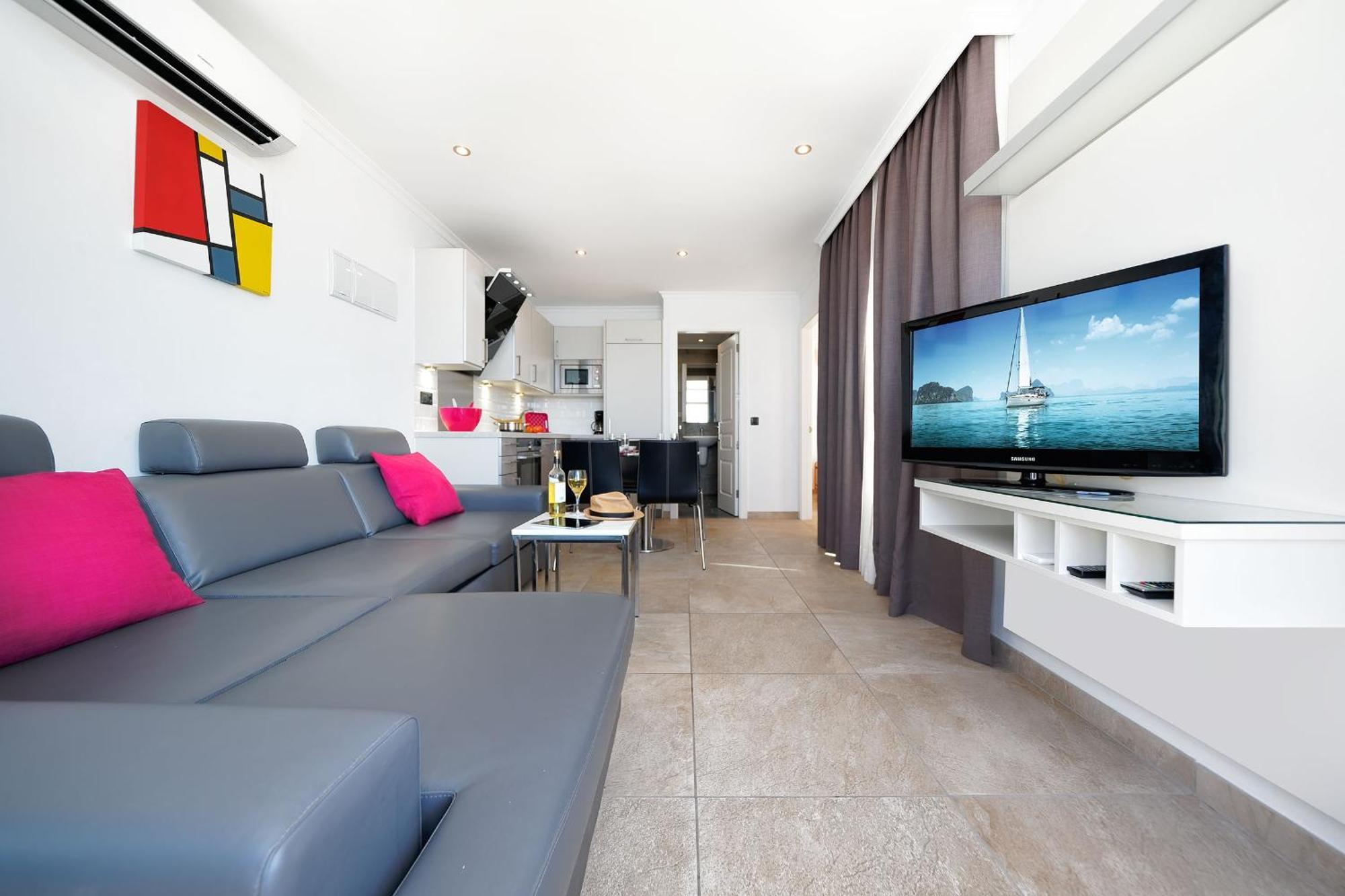 Deluxe Two-Bedroom Apartment with sea view (2-6 Adults)